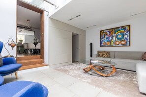 TV, lareira