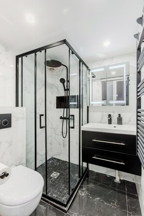 Haartrockner, Handtücher, Seife, Toilettenpapier