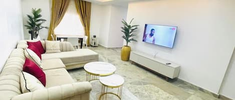 Appartement économique, balcon, vue sur la ville | Aire de séjour