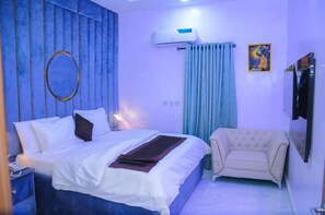 Økonomileilighet, balkong, byutsikt | 2 soverom, safe på rommet, skrivebord og skrivebord for bærbar PC