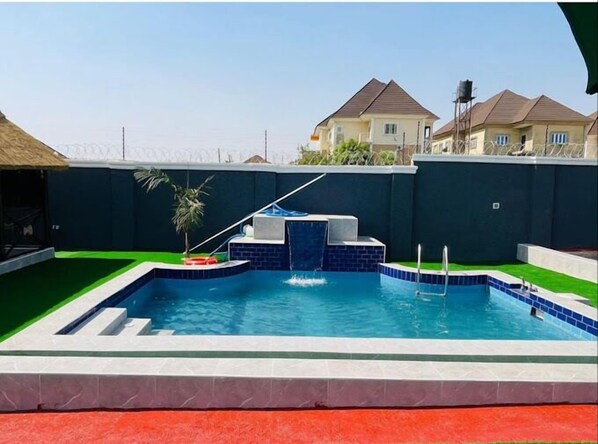 Hồ bơi ngoài trời