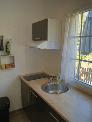 Comfort Triple Room, Balcony, Garden View | Private kitchen
