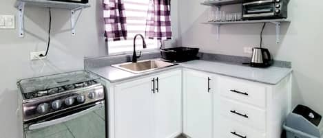 Refrigerador, microondas, horno y parrilla de estufa