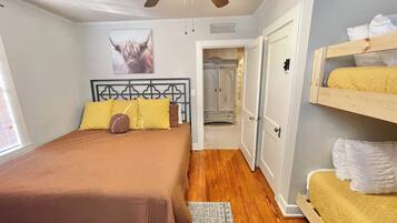 3 bedrooms, in-room safe, desk, iron/ironing board