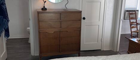 1 slaapkamer, een strijkplank/strijkijzer, wifi, beddengoed