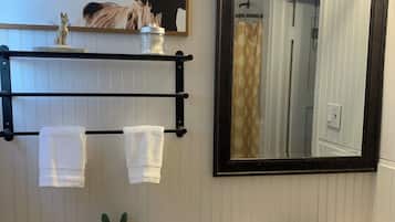 Haartrockner, Handtücher, Seife, Toilettenpapier