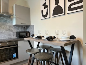 Fridge, microwave, oven, stovetop - Battersea Serviced Studio Apartments (London)