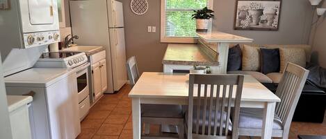 Een koelkast, een microgolfoven, een oven, een kookplaat