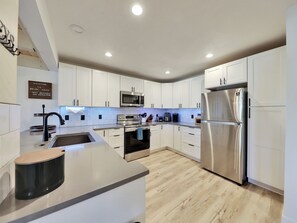 Refrigerador, microondas, horno, placa de cocina