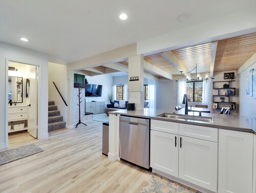 Alpine Loft: Cozy, Contemporary Mountain Retreat