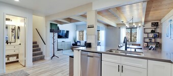 Alpine Loft: Cozy, Contemporary Mountain Retreat