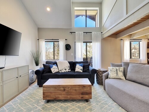 Alpine Loft: Cozy, Contemporary Mountain Retreat