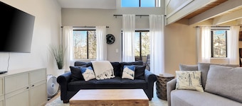 Alpine Loft: Cozy, Contemporary Mountain Retreat