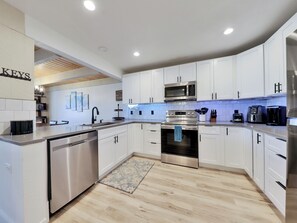 Fridge, microwave, oven, stovetop - Alpine Loft: Cozy, Contemporary Mountain Retreat (Brian Head)