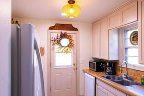 Refrigerador, horno, condimentos y comedor 