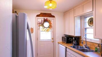 Refrigerador, horno, condimentos y comedor