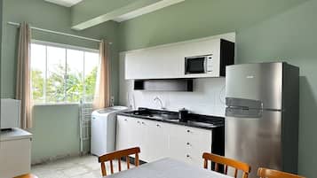 Appartamento | Cucina privata | Frigorifero, microonde, forno, piano cottura