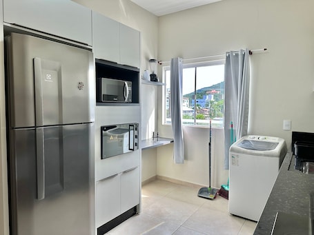 Refrigerador, microondas, horno, placa de cocina