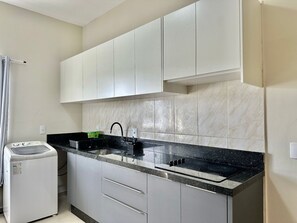 Appartement | Privékeuken | Een koelkast, een microgolfoven, een oven, een kookplaat