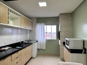 Apartment | Private kitchen | Fridge, microwave, oven, stovetop - Leão Marinho (Bombinhas)