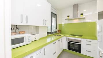 Een koelkast, een microgolfoven, een vaatwasser, een broodrooster