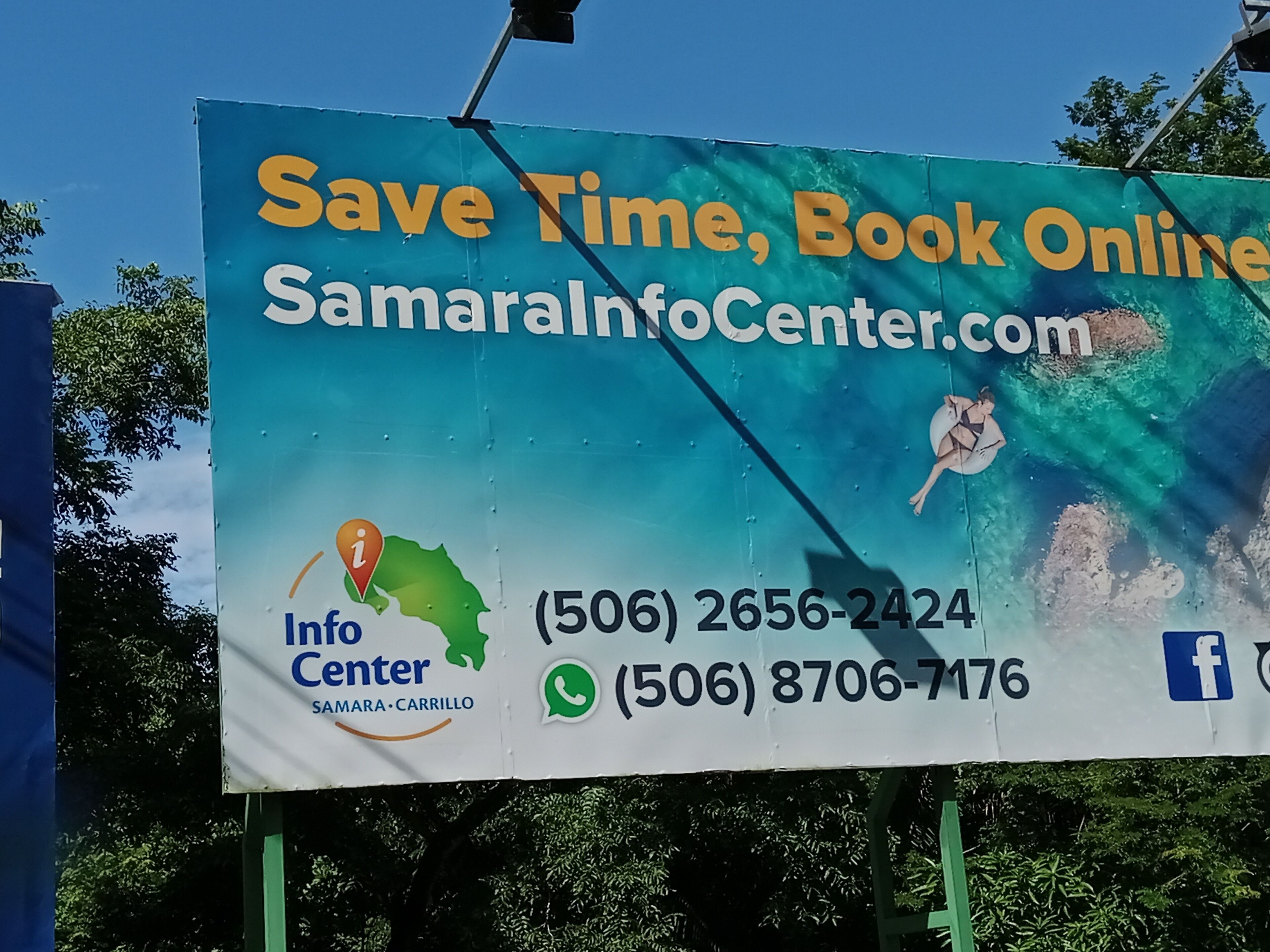 Une grande affiche publicitaire pour le centre d’information de Samara, avec les numéros de téléphone et l’adresse du site web.