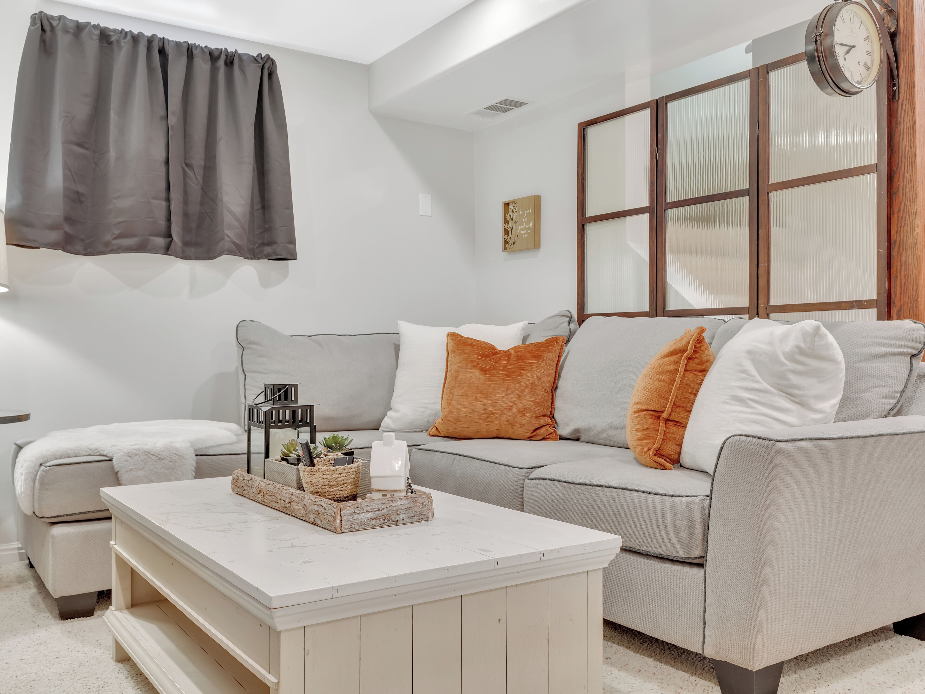 Smart-tv, eldstad, dvd-spelare och böcker