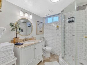 Douche, sèche-cheveux, serviettes fournies, savon