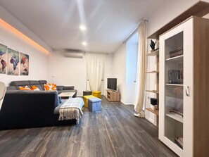 Apartment, City View | Living area | 32-inch flat-screen TV with cable channels - Appartamento Soul & Travel Ac And Wifi (Opatija)