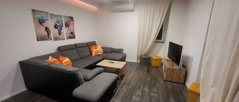 Appartement, vue sur la ville | Aire de séjour | Téléviseur à écran plat de 32 po avec télévision par cùble