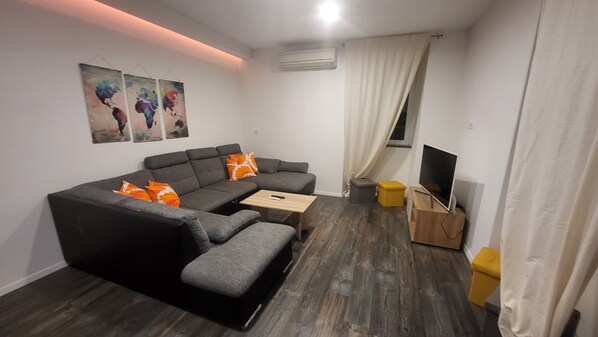Apartment, City View | Living area | 32-inch flat-screen TV with cable channels - Appartamento Soul & Travel Ac And Wifi  (Opatija)