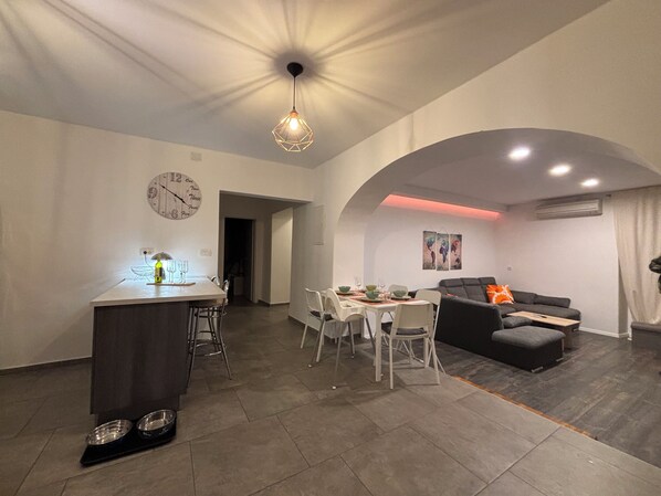 Apartment, City View | Living area | 32-inch flat-screen TV with cable channels - Appartamento Soul & Travel Ac And Wifi (Opatija)