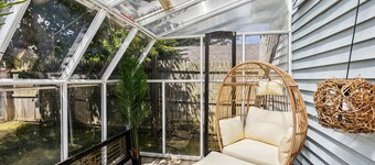Love by the Lake - 3 bedroom Boho Bungalow in the Heart of The Shoreway