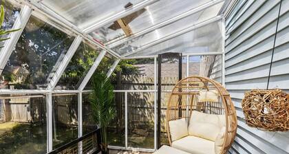 Love by the Lake - 3 bedroom Boho Bungalow in the Heart of The Shoreway