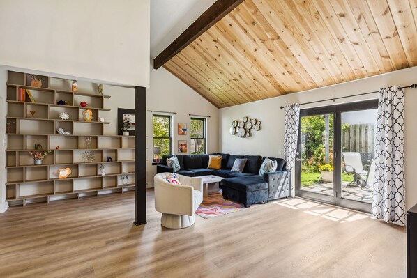 Televisor intel·ligent i futbolí