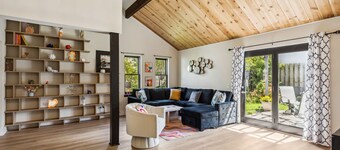 Love by the Lake - 3 bedroom Boho Bungalow in the Heart of The Shoreway