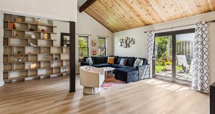 Love by the Lake - 3 bedroom Boho Bungalow in the Heart of The Shoreway