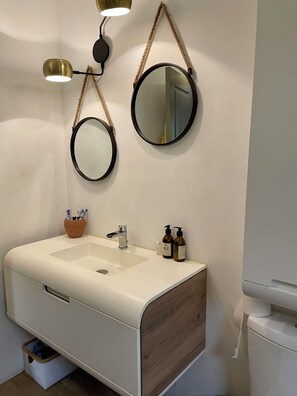 Dusj, hårføner, håndklær og såpe