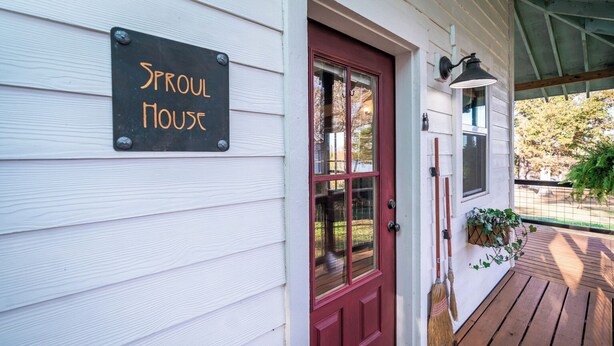 Ein Haus mit einem Schild, auf dem „SPROUL HOUSE“ steht, und einer roter Tür.