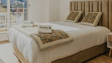 Duplex superior, sacada, vista para a cidade | 4 quartos, cortinas blackout, ferros/tábuas de passar roupa