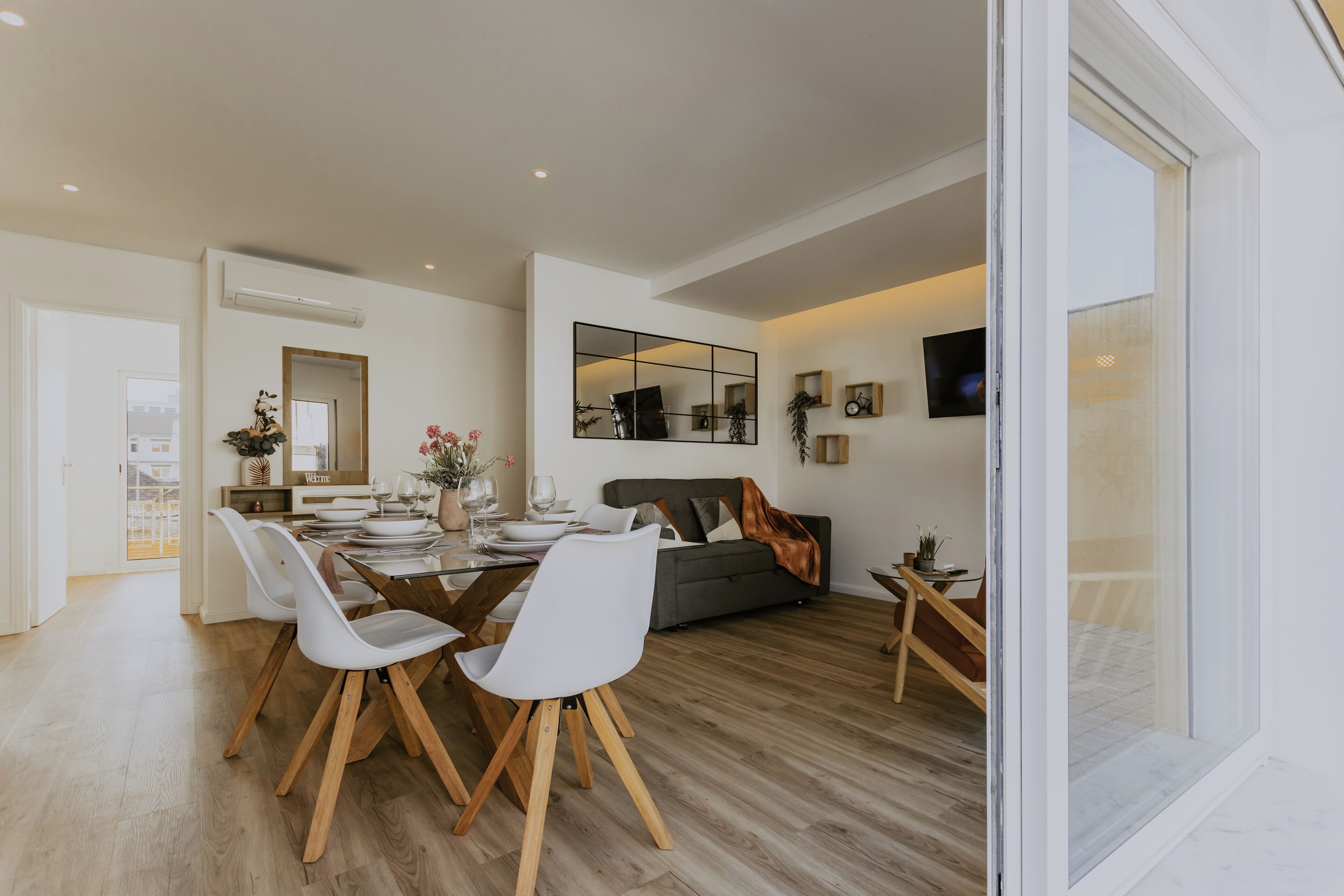 Dúplex superior, balcón, vista a la ciudad | Área de sala de estar | Smart TV de 65 pulgadas con canales por cable 