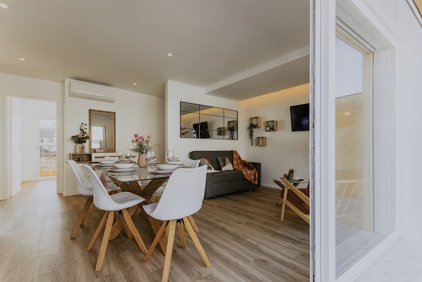 Superior Duplex, Balcony, City View | Living area | 65-inch Smart TV with cable channels - Bruval Premium Apartments - Gaia (Vila Nova de Gaia)