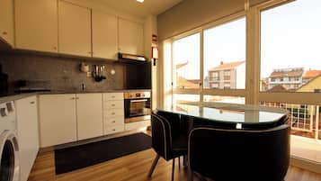 Duplex standard, sacada | Cozinha americana privada | Máquina de café expresso, cafeteira/chaleira, chaleira elétrica