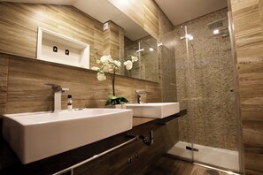 Standard Duplex, Balcony | Bathroom