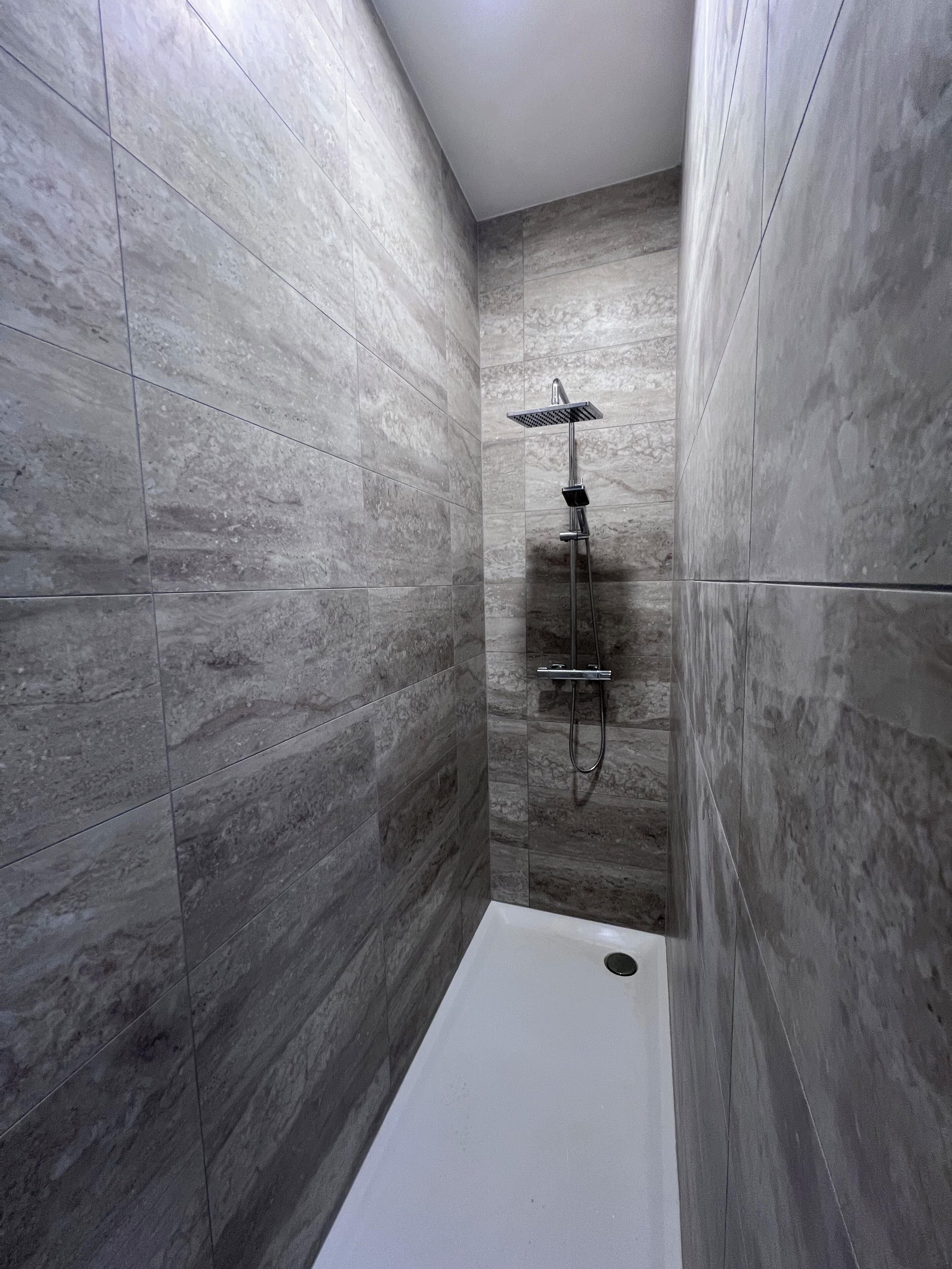 Een haardroger, handdoeken, zeep, toiletpapier