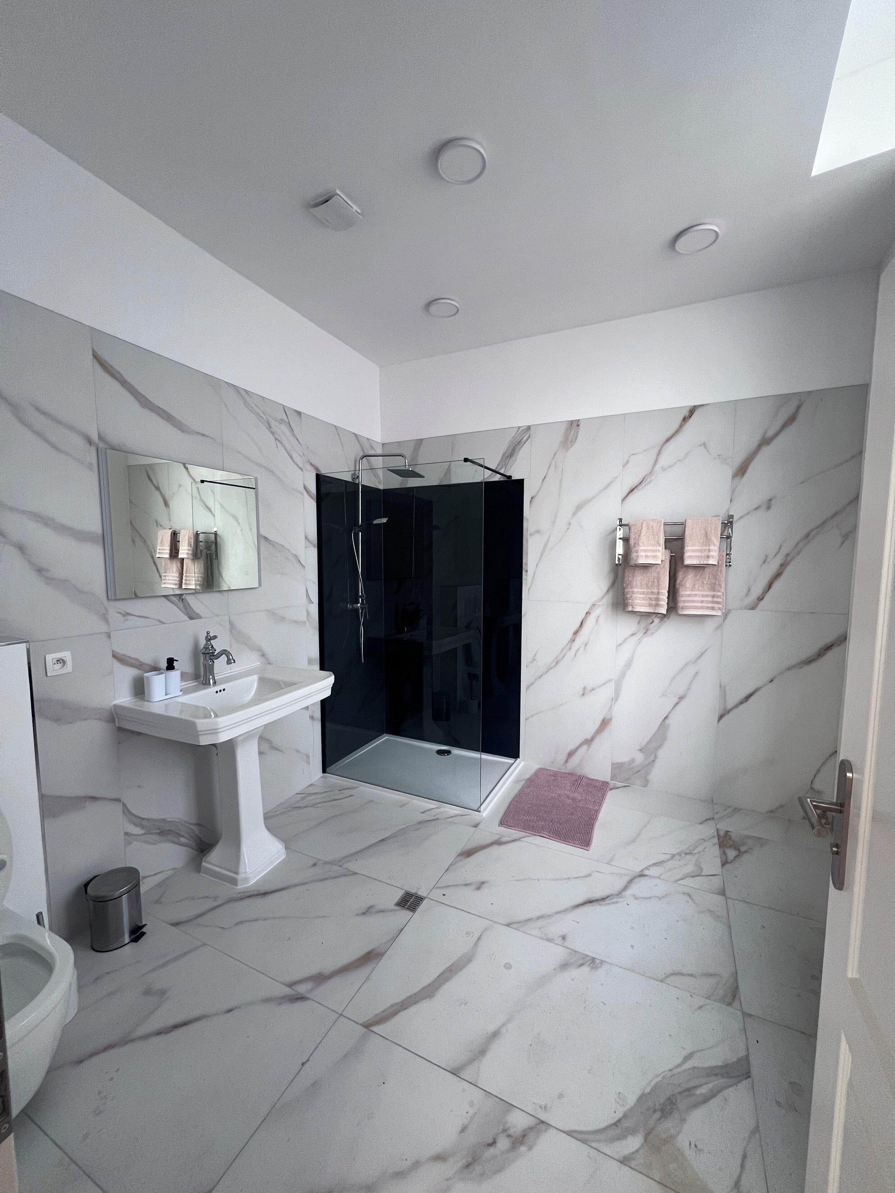 Sèche-cheveux, serviettes fournies, savon, papier toilette