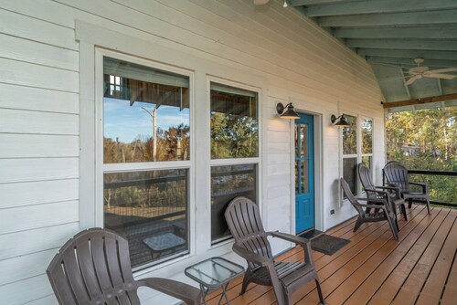 Huguenot Lake Front Cottage on Lake O' the Pines- 2 bedroom, 2 bath with a loft