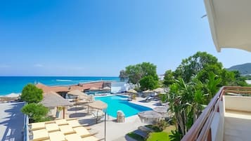 Standard-Zweibettzimmer, Meerblick | Zimmersafe, Schreibtisch, schallisolierte Zimmer, kostenloses WLAN