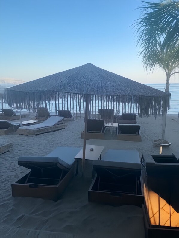Am Strand, Liegestühle, Sonnenschirme, Rudern/Kanufahren