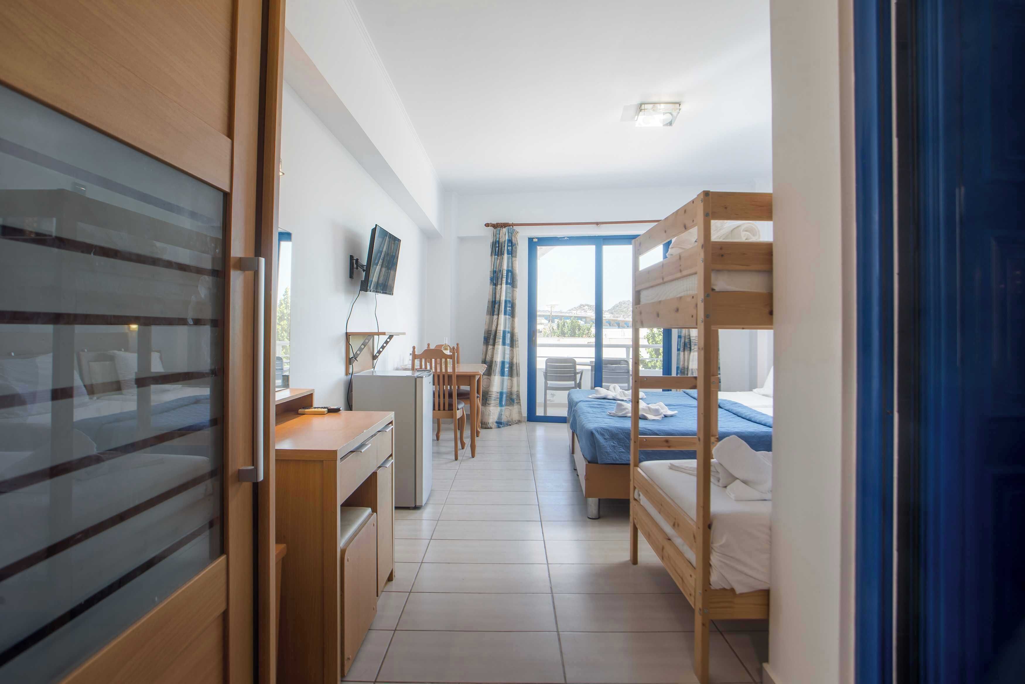 Chambre quadruple familiale, vue sur le jardin | Coffre-fort, bureau, système d’insonorisation, accès au Wi-Fi (inclus)